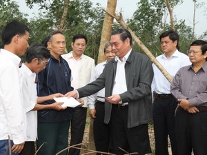 ກວດກາວຽກງານແກ້ໄຂຜົນຮ້າຍຢ້ອນຫຼັງ ຈາກພາຍຸນ້ຳຖ້ວມ ຢູ່ພາກກາງ